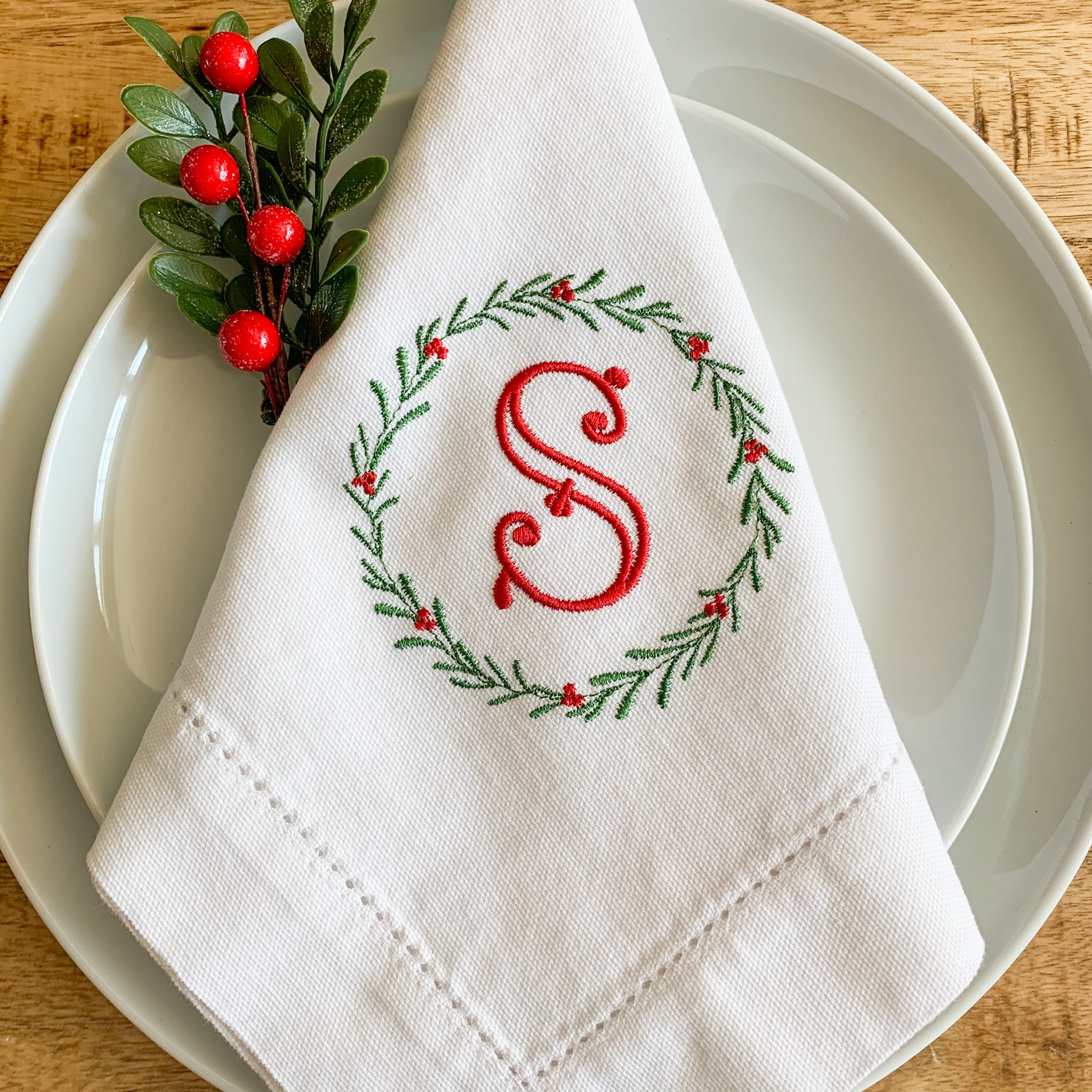 Holly Wreath Embroidered Dinner Napkins - Oatmeal Lace